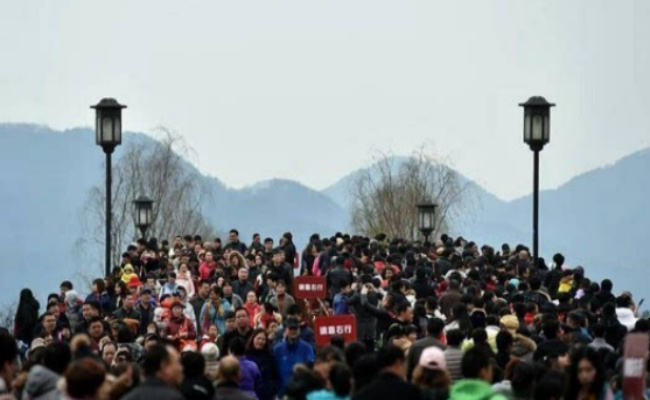 旅游消费回是否暖,元旦假期首日景区人潮涌动