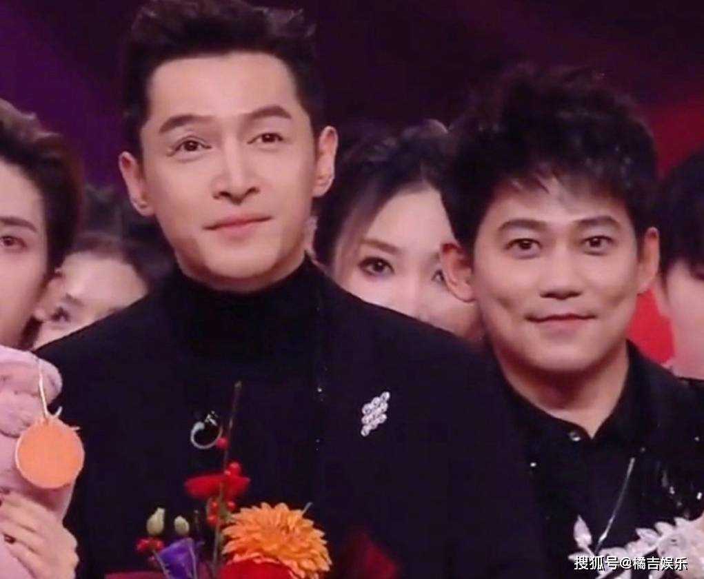 跨年晚会苏醒蹭镜头变“显眼包” 镜头猎人的名号真不是白叫的