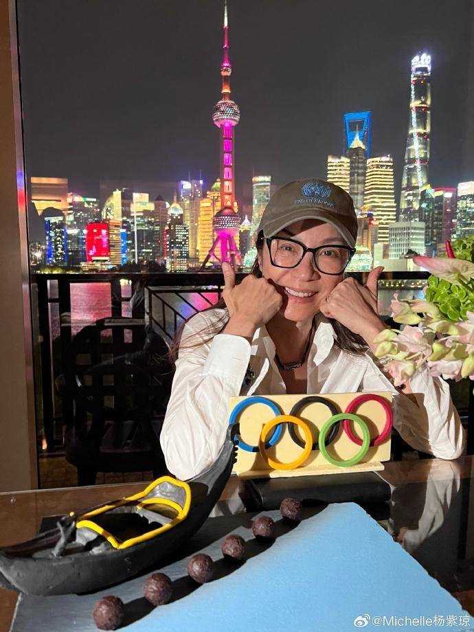 杨紫琼晒婴儿脚丫照 新生儿的身份引发网络热议