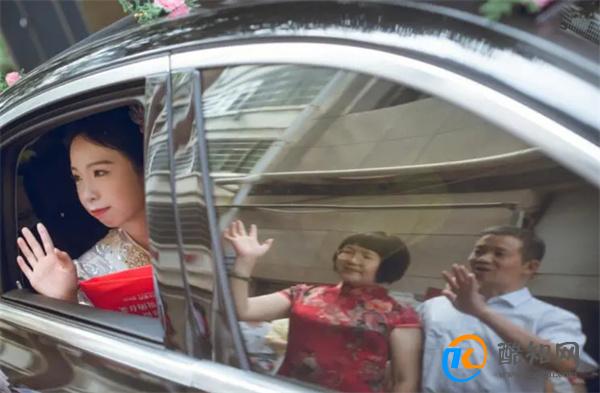 婚礼上为何父亲2次为女儿披棉袄 父爱是什么
