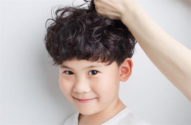 可以给孩子烫头发吗