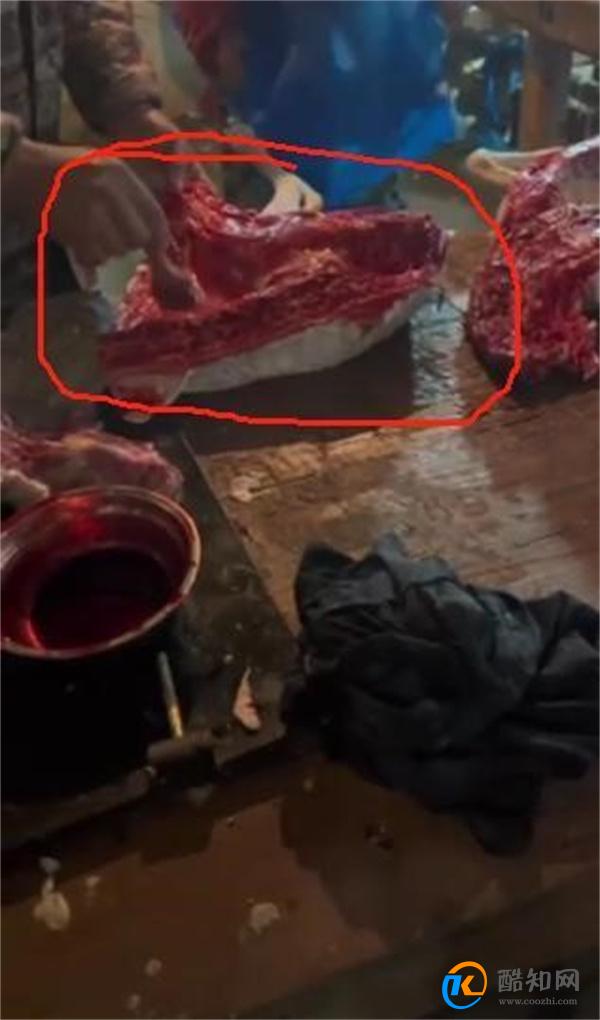 菜市场商户给羊肉上色售卖 血色素给羊肉上色