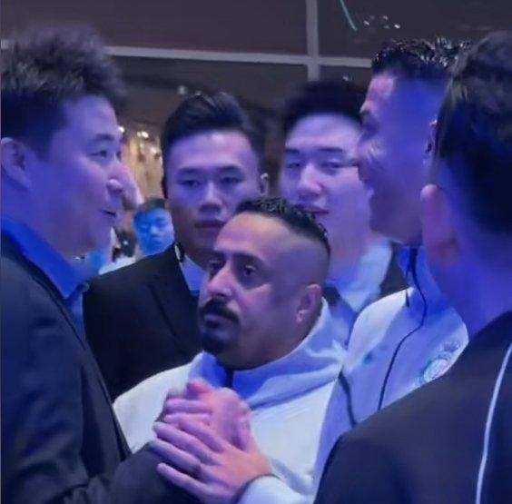 C罗敬酒?喝的银耳雪梨汤 C罗拿的器皿并非常规的酒杯