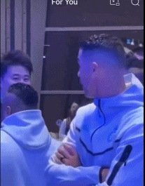 C罗敬酒?喝的银耳雪梨汤 C罗拿的器皿并非常规的酒杯