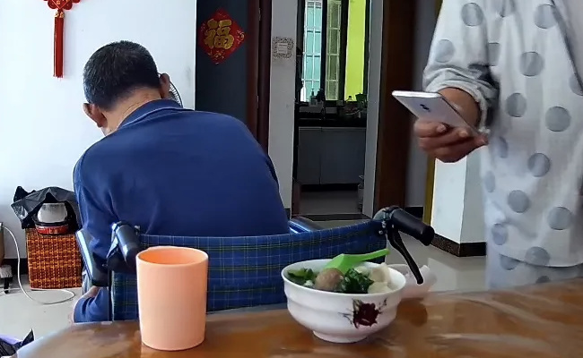 老人吞肉丸窒息离世 家属指保姆存过失能否获支持