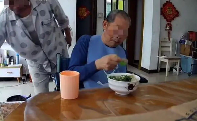 老人吞肉丸窒息离世 家属指保姆存过失能否获支持