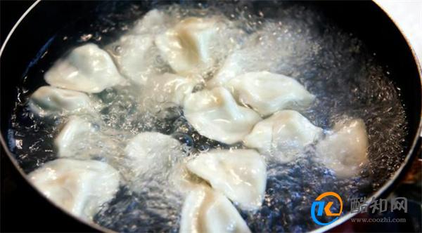 情侣因煮饺子要不要加水发生争论 如何正确看待习惯差异