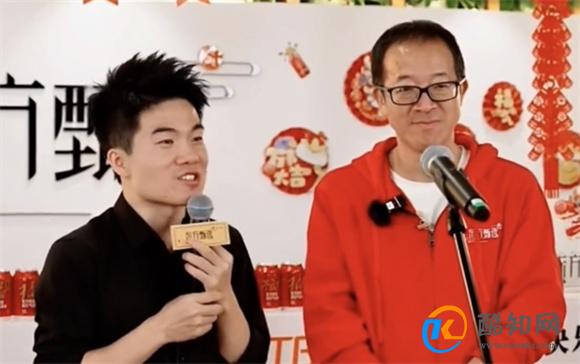 董宇辉年会上抱着俞敏洪痛哭 原因分析