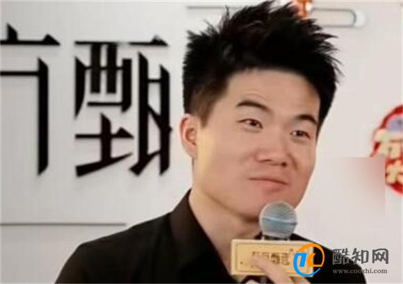 董宇辉年会上抱着俞敏洪痛哭 原因分析