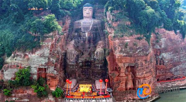 男子爬上乐山大佛头顶小便 景区问题如何有效制止