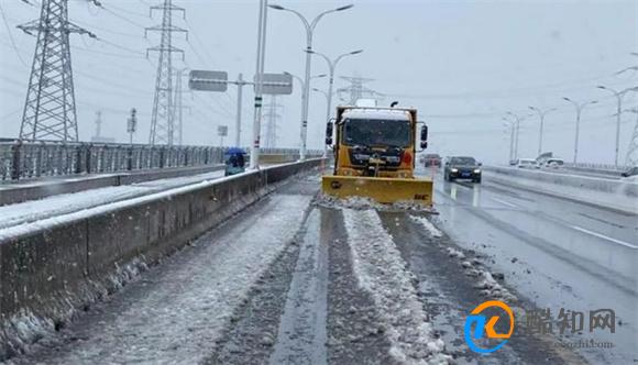 3万人连夜除雪 雨雪天气会带来怎样的安全问题