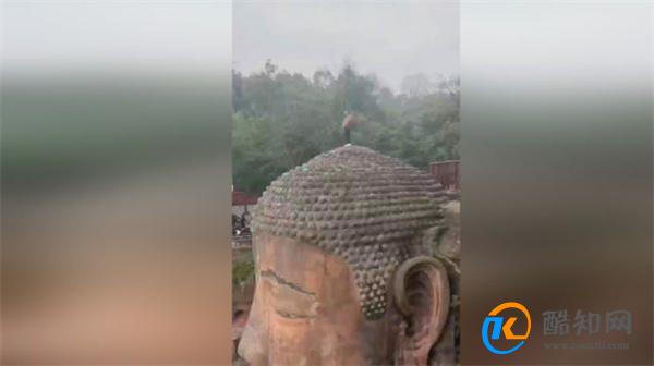 男子爬上乐山大佛头顶小便 景区问题如何有效制止
