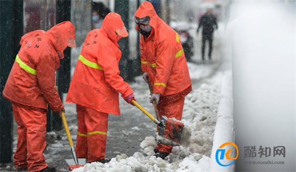3万人连夜除雪 雨雪天气会带来怎样的安全问题