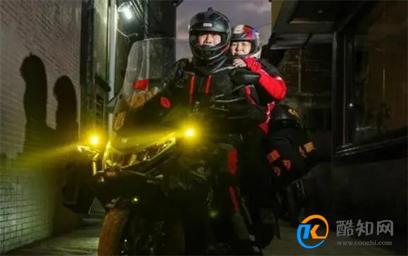 58岁大叔骑摩托载妻返乡 骑摩托返乡要注意什么