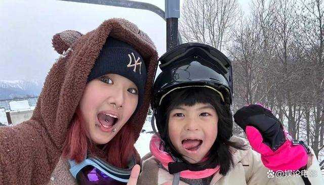 贾静雯女儿梧桐妹戴唇环舌环 叛逆期味道浓郁引发网友热议