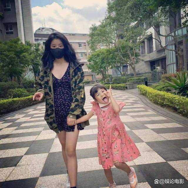 贾静雯女儿梧桐妹戴唇环舌环 叛逆期味道浓郁引发网友热议