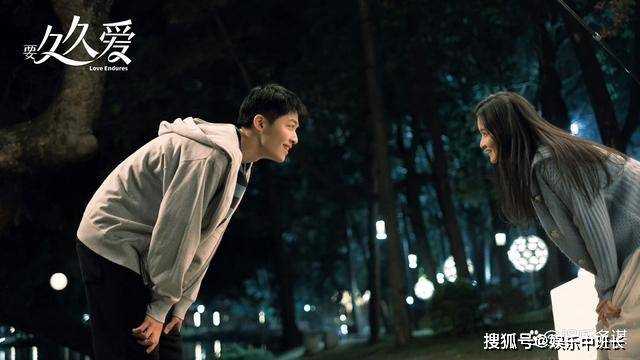 《要久久爱》庄远告白明雨跪地求婚 黄瀛子大闹洞房要红包,甜齁了