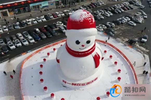 沈阳20米大雪人亮相引游客打卡 雪人系何造型