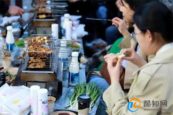 进淄赶烤游客再次爆满 淄博烧烤为何受欢迎