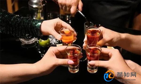 宿醉后再来一杯可以醒酒 假的过度饮酒危害有哪些