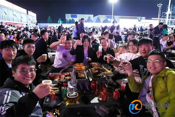 进淄赶烤游客再次爆满 淄博烧烤为何受欢迎