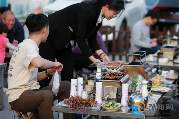 进淄赶烤游客再次爆满 淄博烧烤为何受欢迎