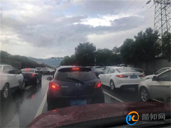 网友称因高速太堵跟领导请假被拒 职场规则须遵守