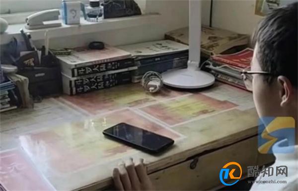 初八家长为孩子举行手机封机仪式 手机对孩子影响