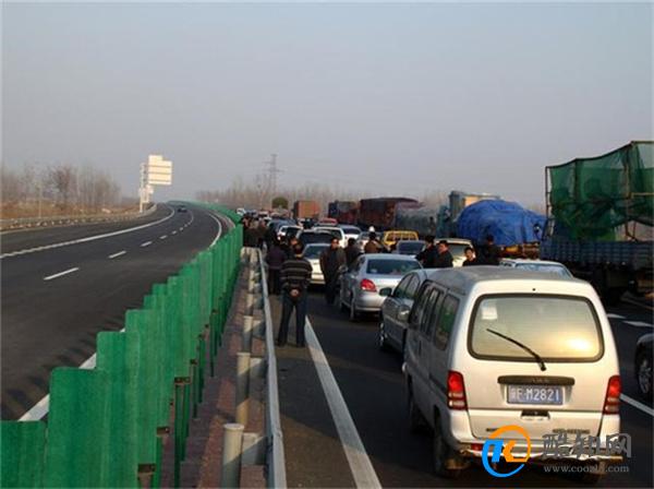 网友称因高速太堵跟领导请假被拒 职场规则须遵守