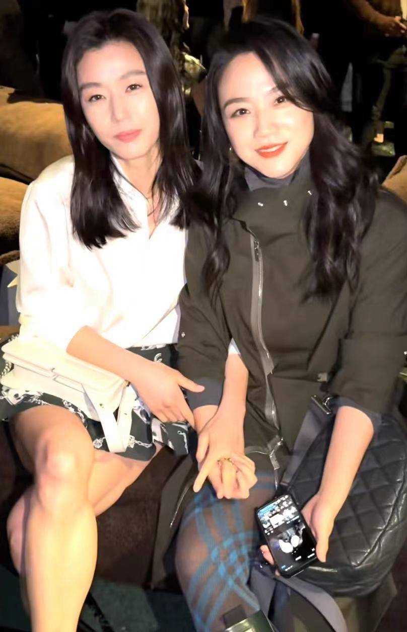 汤唯全智贤同框看秀 两人牵手贴贴热聊超友爱