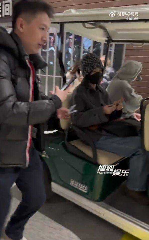 王菲谢霆锋同框现身机场大秀恩爱 “世纪复合10年”粉碎情变传闻