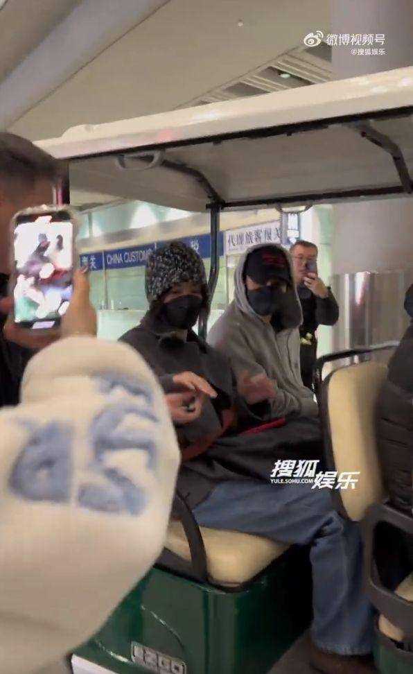 王菲谢霆锋同框现身机场大秀恩爱 “世纪复合10年”粉碎情变传闻