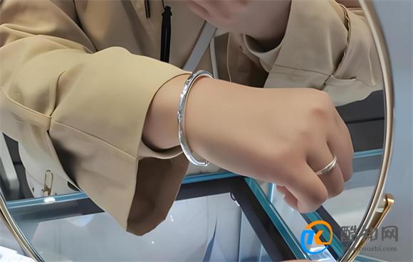 母亲将唯一银镯打成首饰送2个女儿 见证家族情感延续