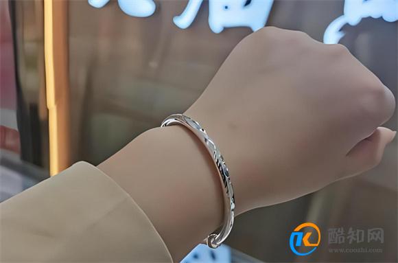 母亲将唯一银镯打成首饰送2个女儿 见证家族情感延续