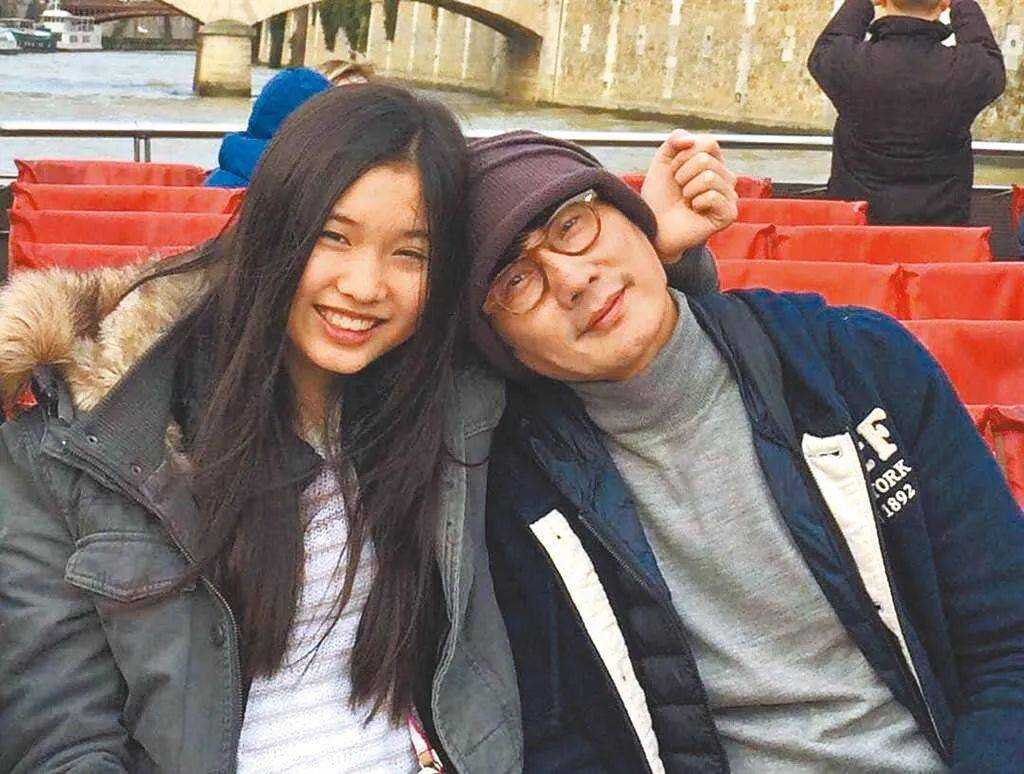 包小柏用AI“复活”女儿为妻子庆生