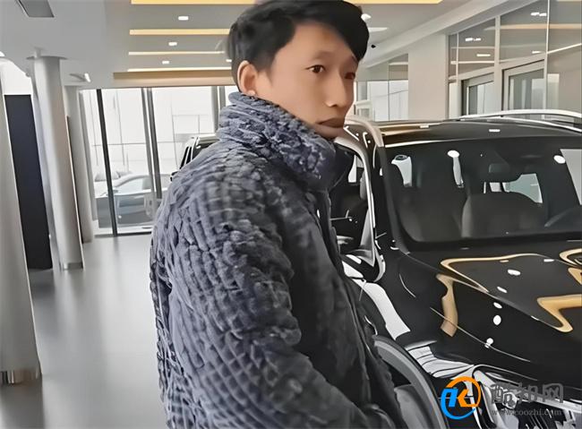 男子穿睡衣买车无人理去隔壁全款买 以貌取人的影响