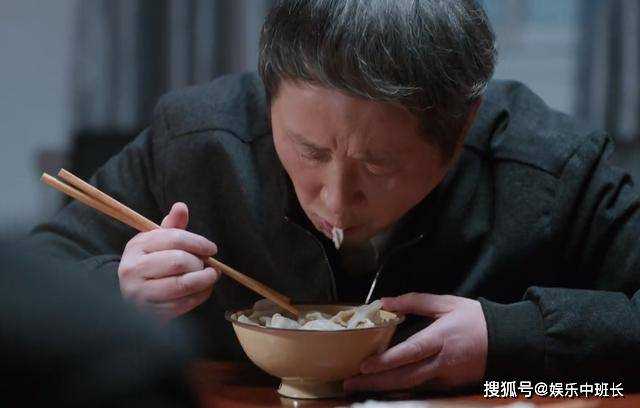 《江河日上》严哲演技炸裂!一碗面的怒吼 差点要了村领导的小命