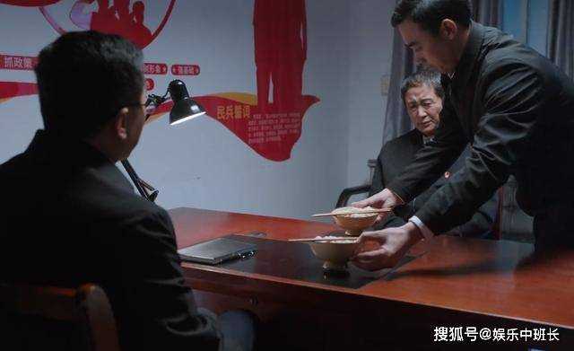 《江河日上》严哲演技炸裂!一碗面的怒吼 差点要了村领导的小命