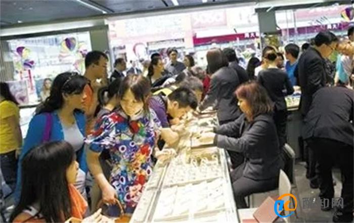 内地游客挤爆香港金店 消费者香港买金的原因