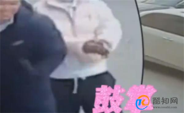 小伙拉掉门把手 路人大哥给鼓掌彰显鼓励的重要性