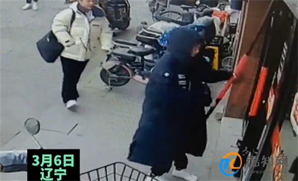 小伙拉掉门把手 路人大哥给鼓掌彰显鼓励的重要性