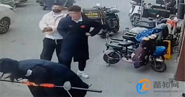 小伙拉掉门把手 路人大哥给鼓掌彰显鼓励的重要性