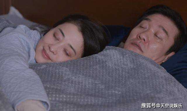 《江河日上》与妻子共睡一张床 郑寒江下意识的动作，暴露人品了