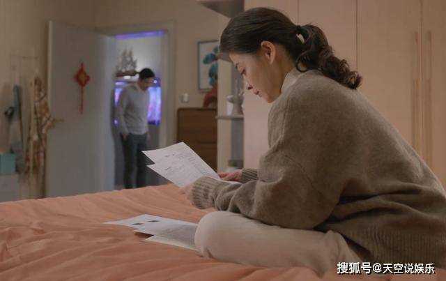 《江河日上》与妻子共睡一张床 郑寒江下意识的动作，暴露人品了