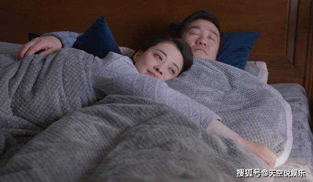 《江河日上》与妻子共睡一张床 郑寒江下意识的动作，暴露人品了