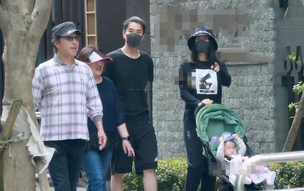 爱情最好的样子!高圆圆赵又廷回台探亲 趁女儿不注意偷偷接吻