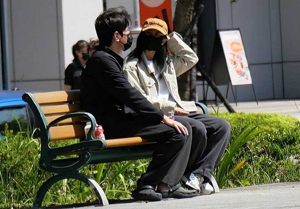 爱情最好的样子!高圆圆赵又廷回台探亲 趁女儿不注意偷偷接吻