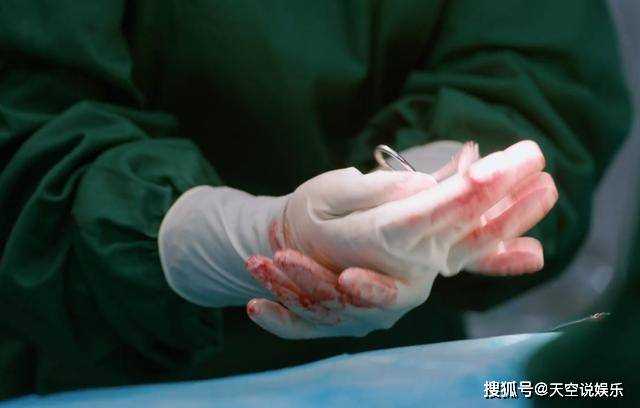 《江河日上》手抖还坚持走上手术台?肖雪隐瞒病情 违背了医者道德