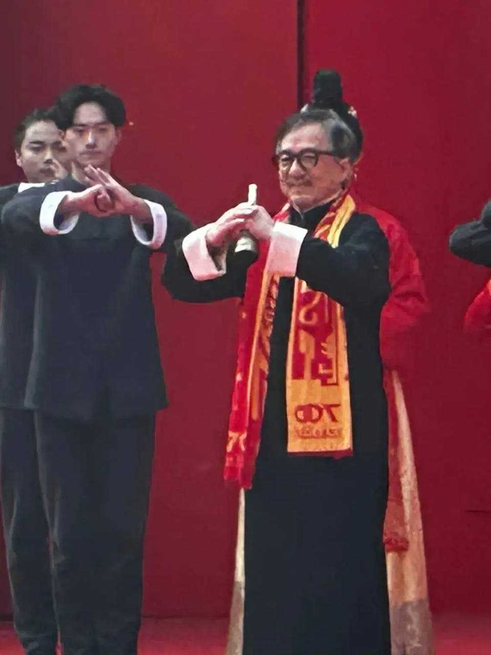 成龙近照曝光满头白发 昔日巨星也已抵挡不住岁月侵蚀