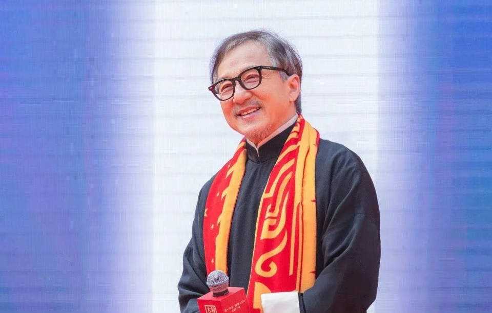 成龙近照曝光满头白发 昔日巨星也已抵挡不住岁月侵蚀